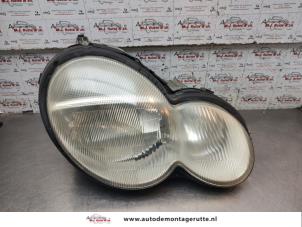 O196574 Gebruikte rechter koplamp Mercedes C-Klasse
