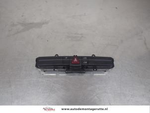 O196611 Gebruikte alarmlicht schakelaar Mercedes Sprinter