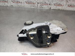 O196698 Gebruikte slotmechaniek portier 2deurs links Citroen C1