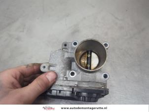 Gebruikte Gasklephuis Renault Twingo II (CN) 1.2 16V Prijs op aanvraag aangeboden door Autodemontage M.J. Rutte B.V.
