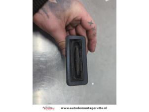 O196928 Gebruikte schakelaar achterklep Ford Focus