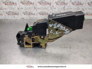 O197008 Gebruikte portierslot mechaniek 4deurs links-voor Volvo V40