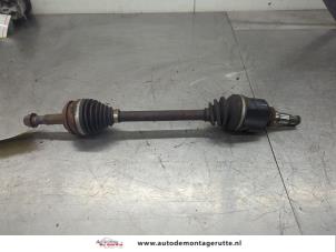 O197072 Gebruikte steekas links-voor Toyota Auris