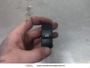 O197163 Gebruikte raam schakelaar elektrisch Dacia Logan