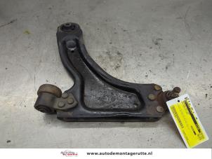 O197306 Gebruikte triangel links-voor Opel Corsa