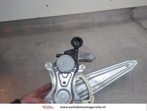 O197328 Gebruikte ruitmechaniek 4deurs links-achter Toyota Auris