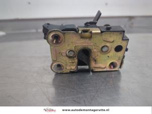 O197390 Gebruikte slotmechaniek portier 2deurs links Renault Twingo