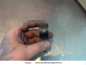 O197649 Gebruikte raam schakelaar elektrisch Lancia Delta