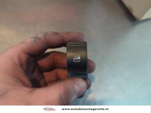 O197653 Gebruikte raam schakelaar elektrisch Lancia Delta