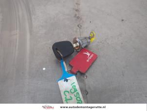 O197828 Gebruikte portierslot cilinder links Citroen C1