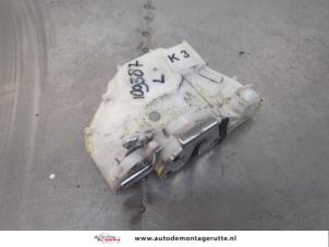 O197840 Gebruikte slotmechaniek portier 2deurs links Suzuki Swift