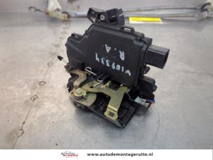 O197845 Gebruikte slotmechaniek portier 4deurs rechts-achter Volkswagen Golf