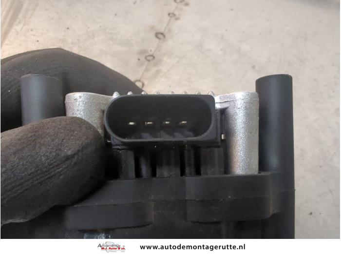 Bobine van een Volkswagen Golf IV (1J1) 1.4 16V 2001