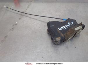 O197895 Gebruikte slotmechaniek portier 4deurs rechts-voor Toyota Auris