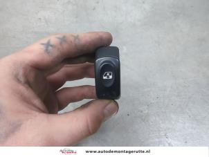 O198103 Gebruikte schakelaar elektrisch raam Renault Kangoo