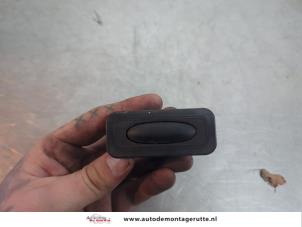 O198133 Gebruikte schakelaar achterklep Renault Scenic