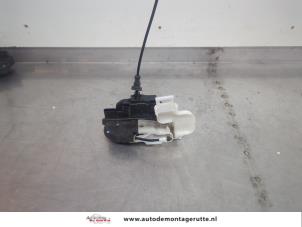 O198249 Gebruikte portierslot mechaniek 4deurs links-voor Kia Ceed
