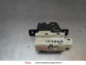 O198313 Gebruikte slotmechaniek achterklep Nissan Micra