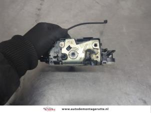 O198411 Gebruikte deurslot mechaniek 2deurs links Peugeot 207