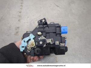 O198570 Gebruikte portierslot mechaniek 4deurs links-achter Volkswagen Golf Plus