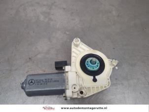 O198578 Gebruikte raammotor portier Mercedes A-Klasse