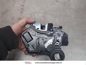 O198628 Gebruikte slotmechaniek portier 4deurs rechts-achter Daihatsu Terios