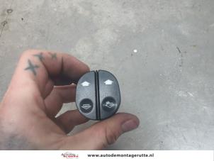 O198667 Gebruikte elektrisch raam schakelaar Ford KA