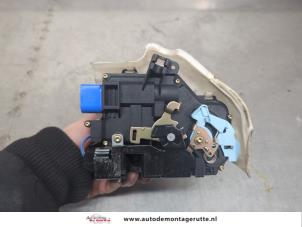 O198677 Gebruikte deurslot mechaniek 4deurs rechts-voor Volkswagen Golf Plus