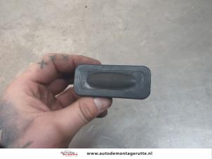 O198682 Gebruikte schakelaar achterklep Renault Zoe