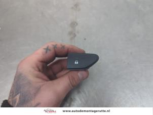 O198692 Gebruikte schakelaar centr. deurvergrendeling Renault Zoe