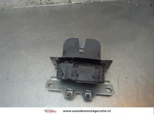 O198842 Gebruikte slotmechaniek achterklep Opel Insignia