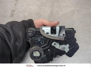 O198876 Gebruikte portierslot mechaniek 2deurs rechts Toyota IQ