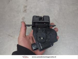 O198902 Gebruikte slotmechaniek achterklep Toyota IQ