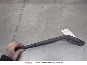 O198903 Gebruikte ruitenwisserarm achter Toyota IQ