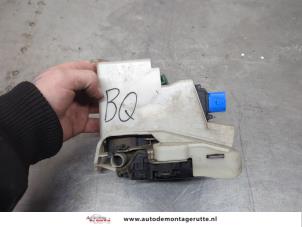 O198980 Gebruikte slotmechaniek portier 2deurs links Volkswagen Transporter