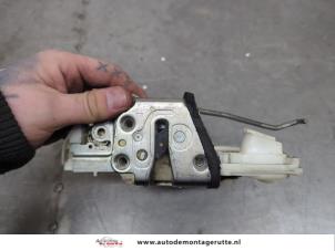 O199001 Gebruikte portierslot mechaniek 4deurs links-voor Suzuki Swift