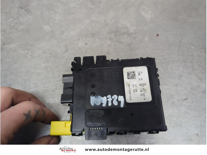 Gebruikte Stuurkolom module Volkswagen Passat O199039