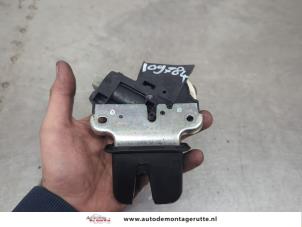 O199057 Gebruikte slotmechaniek achterklep Volkswagen Passat