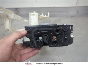 O199075 Gebruikte slotmechaniek portier 4deurs links-voor Volkswagen Passat