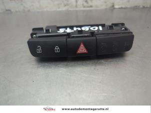 O199189 Gebruikte gevarenlicht schakelaar Opel Insignia