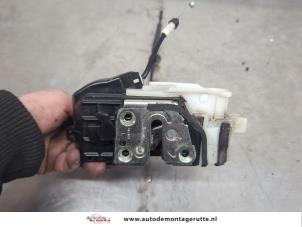 O199321 Gebruikte portierslot mechaniek 4deurs links-voor Kia Ceed