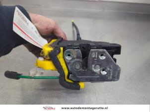 O199403 Gebruikte portierslot mechaniek 4deurs links-voor Hyundai I30