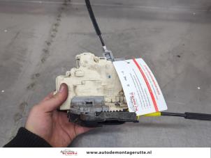 O199549 Gebruikte portierslot mechaniek 4deurs rechts-achter Audi A4