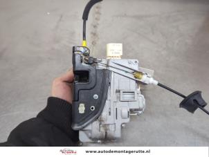 O199563 Gebruikte slotmechaniek portier 4deurs rechts-voor Audi A4