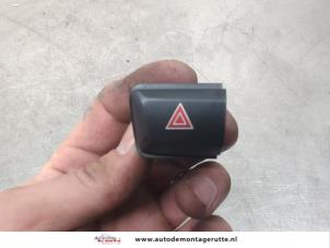 O199714 Gebruikte paniekverlichtings schakelaar Peugeot 2008