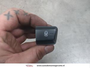 O199715 Gebruikte schakelaar centr. deurvergrendeling Peugeot 2008