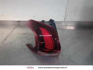 Gebruikte Achterlicht links Peugeot 2008 (CU) 1.2 12V e-THP PureTech 110 Prijs op aanvraag aangeboden door Autodemontage M.J. Rutte B.V.