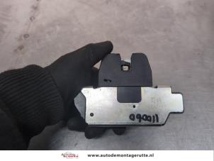 O199730 Gebruikte slotmechaniek achterklep Peugeot 2008