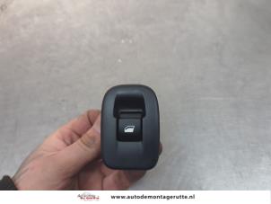 O199732 Gebruikte schakelaar elektrisch raam Peugeot 2008