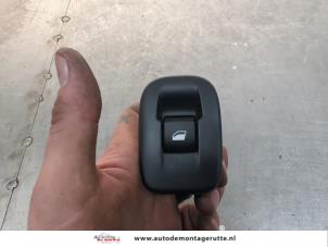 O199734 Gebruikte schakelaar elektrisch raam Peugeot 2008
